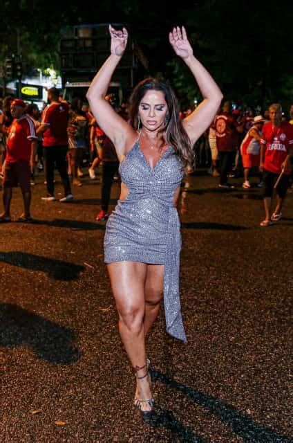 Vivi Araujo Cai No Samba Em Ensaio De Rua Da Salgueiro