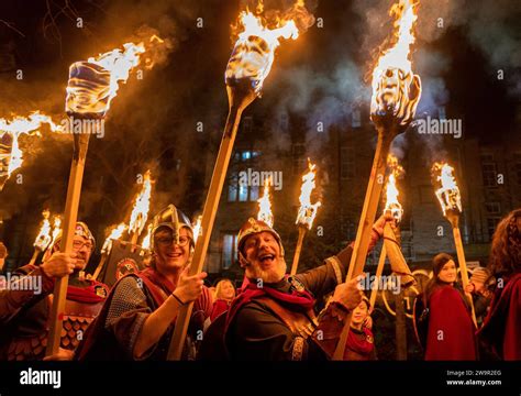 Les Vikings du Shetland South Mainland Up Helly AA Jarl Squad mènent la