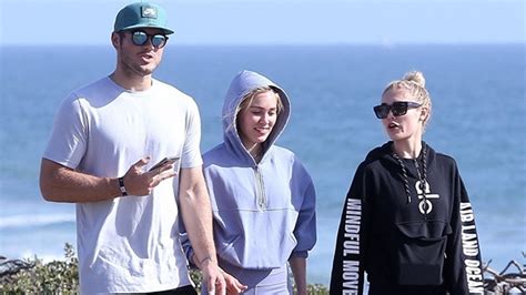 Colton Underwood & Cassie Randolph On A Beach Stroll With Her Sister ...