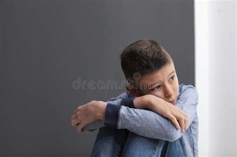 Muchacho Del Preadolescente Del Trastorno Que Se Sienta Dentro Foto De