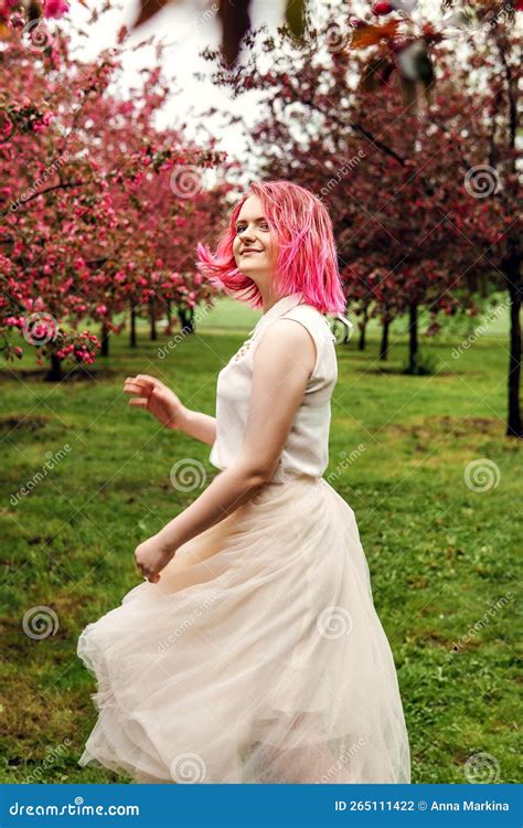 Jeune Fille Aux Cheveux Roses Dans Un Verger De Pommes Belle Jeune