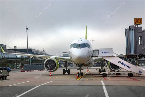 LATVIA RIGA MARZO 2021 Preparación del avión para volar temprano