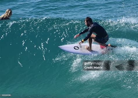 Chris Hemsworth surfs on April 28, 2016 in Byron Bay, Australia. News ...