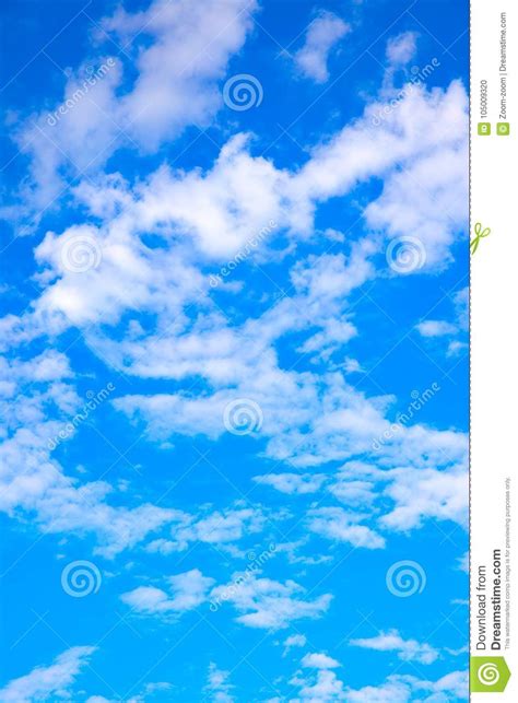 Cielo Azul Con Las Nubes Ligeras Foto De Archivo Imagen De Azul