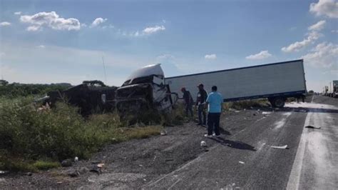 Tr Ileres Chocan En Autopista A Cosoleacaque Vecinos Trataron De Hacer