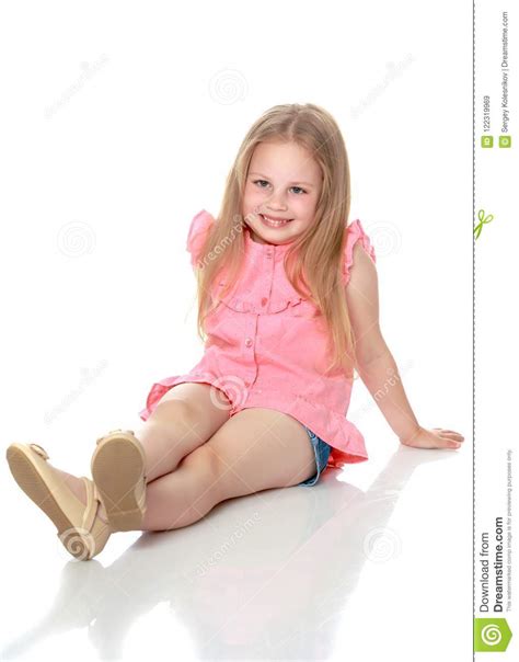 La Petite Fille S Assied Sur Le Plancher Image Stock Image Du