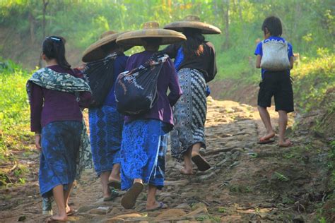 Suku Baduy Bersinergi Dengan Alam Menjaga Aturan Adat Indonesia Kaya