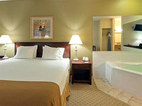 3 Hotel Rooms with Jacuzzi in Evansville - Anna's Guide 2022