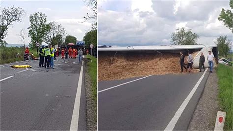 FOTO Accident între un tir și două autoturisme la ieșire din Suseni