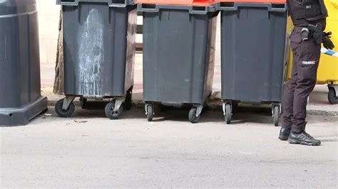 Hallan Un Bebé Muerto Entre Cubos De Basura