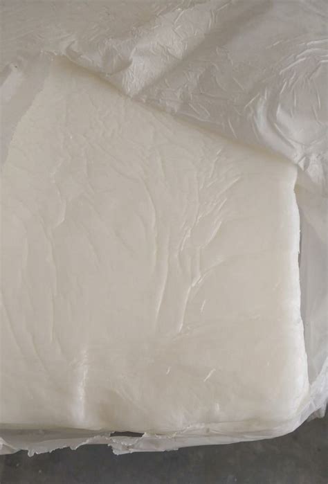 Plastic Auxiliary Agents Semi Refined Paraffin Wax For Candle Making