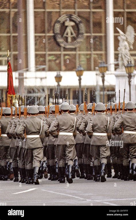 Parade Of Soldiers Of The National Peoples Army Nva Stockfotos Und