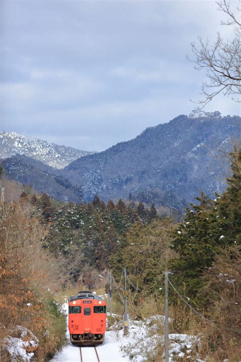 鉄道定番紀行 播但線の雪景色となった竹田城跡をバックに行くキハ40他（竹田～青倉）