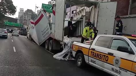 Así quedó atorado un tráiler en el Viaducto de CDMX por tratar de pasar