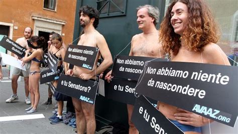 Attivisti Avaaz Protestano Nudi Davanti Al Senato Contro Il Voto Segreto