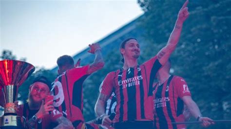 Zlatan Ibrahimovic Ac Milan Striker Signs One Year Contract Extension