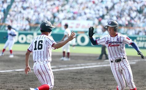 【甲子園】下関国際が初4強 大阪桐蔭の春夏連覇阻止 三重殺でピンチ脱し9回表に逆転 高校野球夏の甲子園写真ニュース 日刊スポーツ