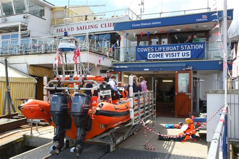 Yellow Welly Day Success For Cowes Rnli Island Echo 24hr News 7