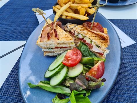 Sándwich gigante de verduras a la parrilla servido con papas fritas y