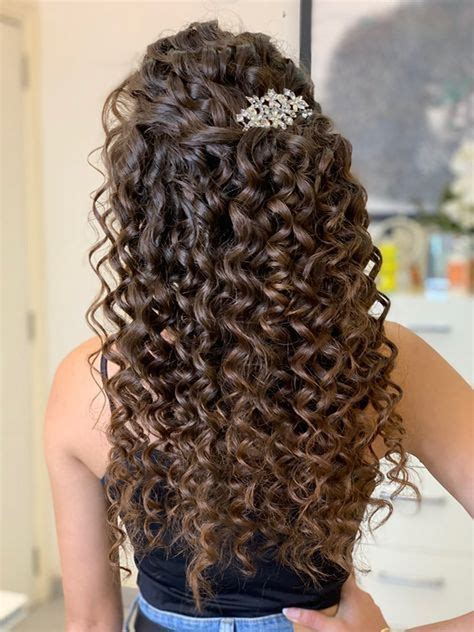 Penteados Para Cabelo Cacheado 15 Anos - Penteado de 15 anos para cabelo cacheado: inspirações incríveis para ...