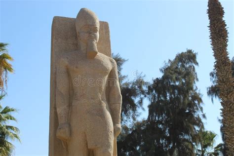 Estatua De Rameses Ii En El Museo De Mit Rahina Foto De Archivo