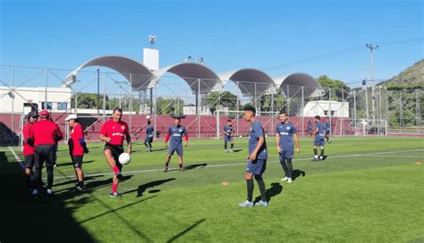 El Fas Entrena En C Sped Sint Tico Con La Vista Puesta En Tecla El