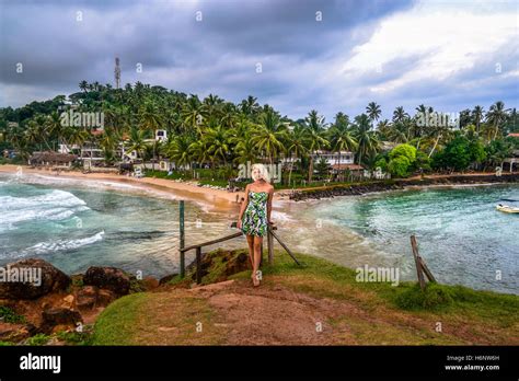 Playa Mirissa Sri Lanka Viajes Turismo Ondas La Mujer En La Playa