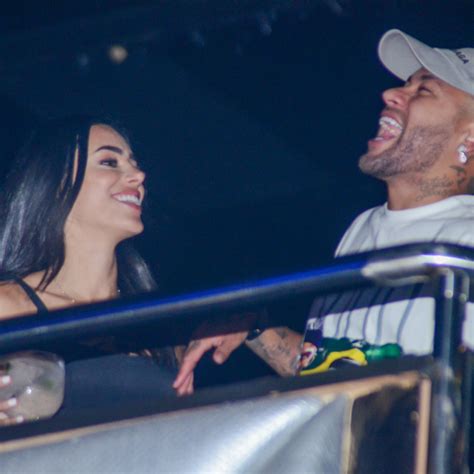 Assumidinhos Neymar Jr E Bruna Biancardi Trocam Beijos Em Show De