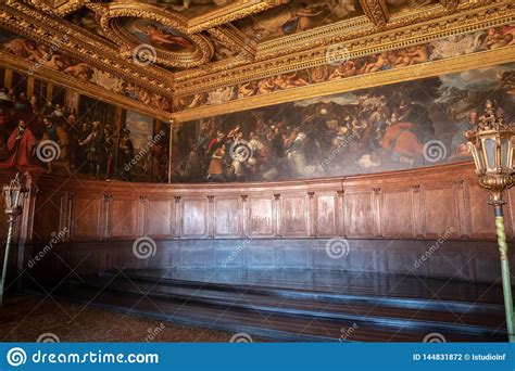 Vista Panor Mica Del Interior Y De Los Artes Del Pasillo En El Palacio