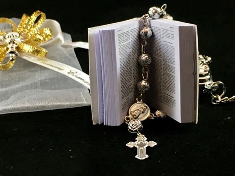 12 Mini Biblias y Rosario de Plata y Oro Primera Comunión Personalizada