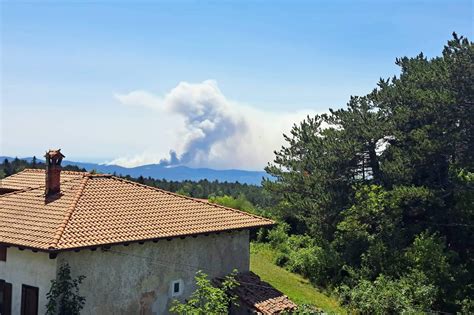 Na goriškem Krasu znova gori požar se hitro širi GO Portal