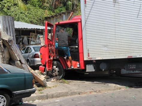 G1 Caminhão perde controle e fere duas pessoas ao atingir muro em