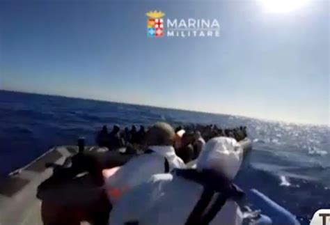 A Messina Una Nave Con 402 Migranti Molti I Minori Non Accompagnati