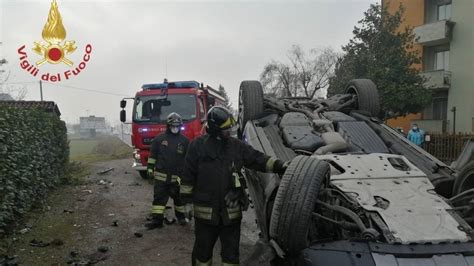 Schianto Tra Tre Auto Sulla Soncinese Una Si Ribalta E Finisce Fuori