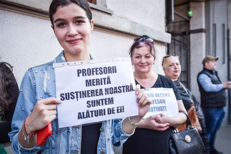 Profesorii Sibieni Au C Ntat O Lume Minunat La Cel Mai Mare Protest