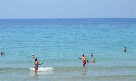 Kuşadası nda sıcak havada plajlar doldu Tatil Seyahat Haberleri