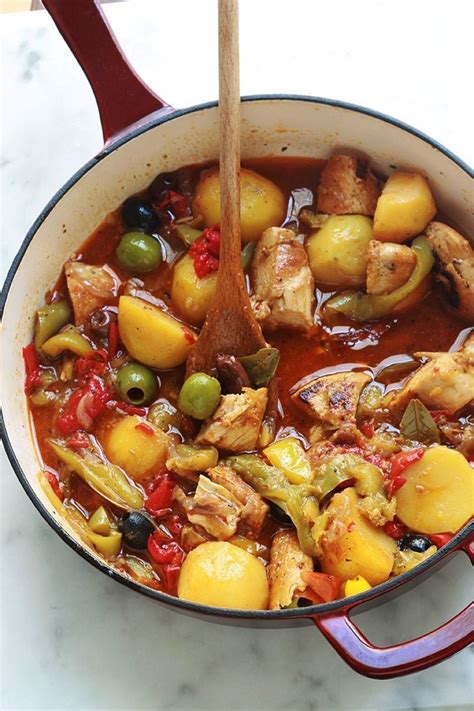 Délicieux plat complet et équilibré poulet aux poivrons et pommes de