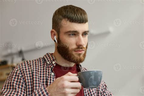 foto de joven atractivo jengibre barbado hombre participación un gris