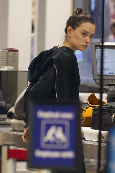 Daisy Ridley Arriving To An Airport In Preparation To Fly Out Of