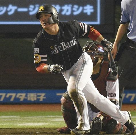 3回2死三塁、右前適時打を放つ甲斐（撮影・冨永豊） 写真｜【西日本スポーツ】