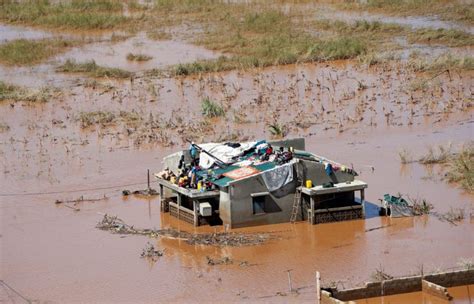 Photos Aid Workers Fight Clock To Rescue African Cyclone Victims Death