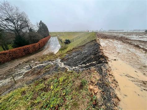 Hochwasser Regen schwemmt obere Schicht von Deich alte Emschermündnung weg