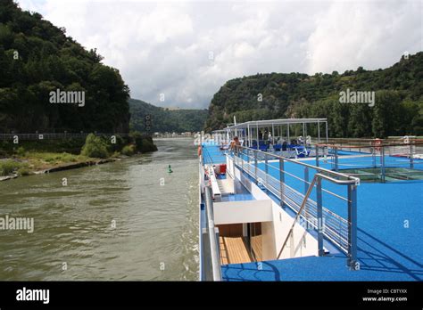 Eine Flusskreuzfahrt Boot Verankert An Der Loreley Auf Den Rhein River