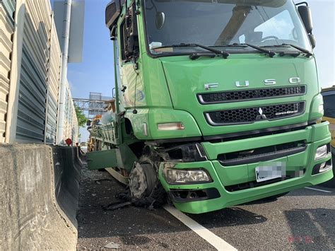 影／驚悚！大貨車爆胎撞護欄 上千片玻璃噴滿國道司機與助手二輕傷