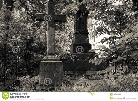 Piedras Sepulcrales Viejas En El Cementerio Abandonado Rebecca 36