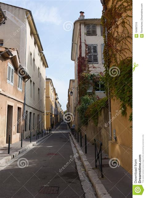 Calle Estrecha Con Los Edificios Del Estuco Foto De Archivo Imagen De