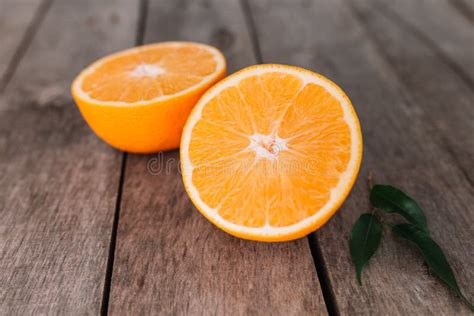 Dos Mitades De Un Naranja Sobre Fondo Colorido Fondo Azul Y Amarillo