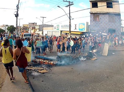 G1 Moradores Fecham Rua Em Protesto Em Nova Sussuarana Salvador