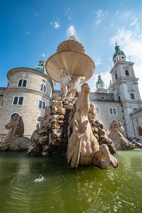 Residenzbrunnen Residenzplatz Und Dom Bild Kaufen