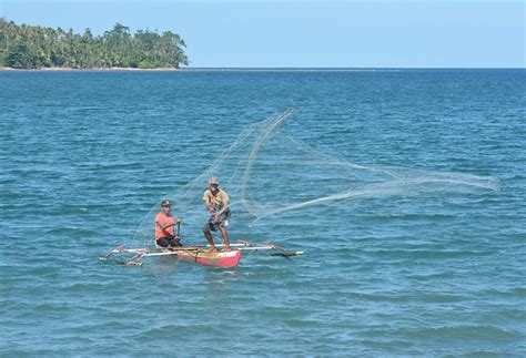 Gambar Nelayan Sedang Menangkap Ikan